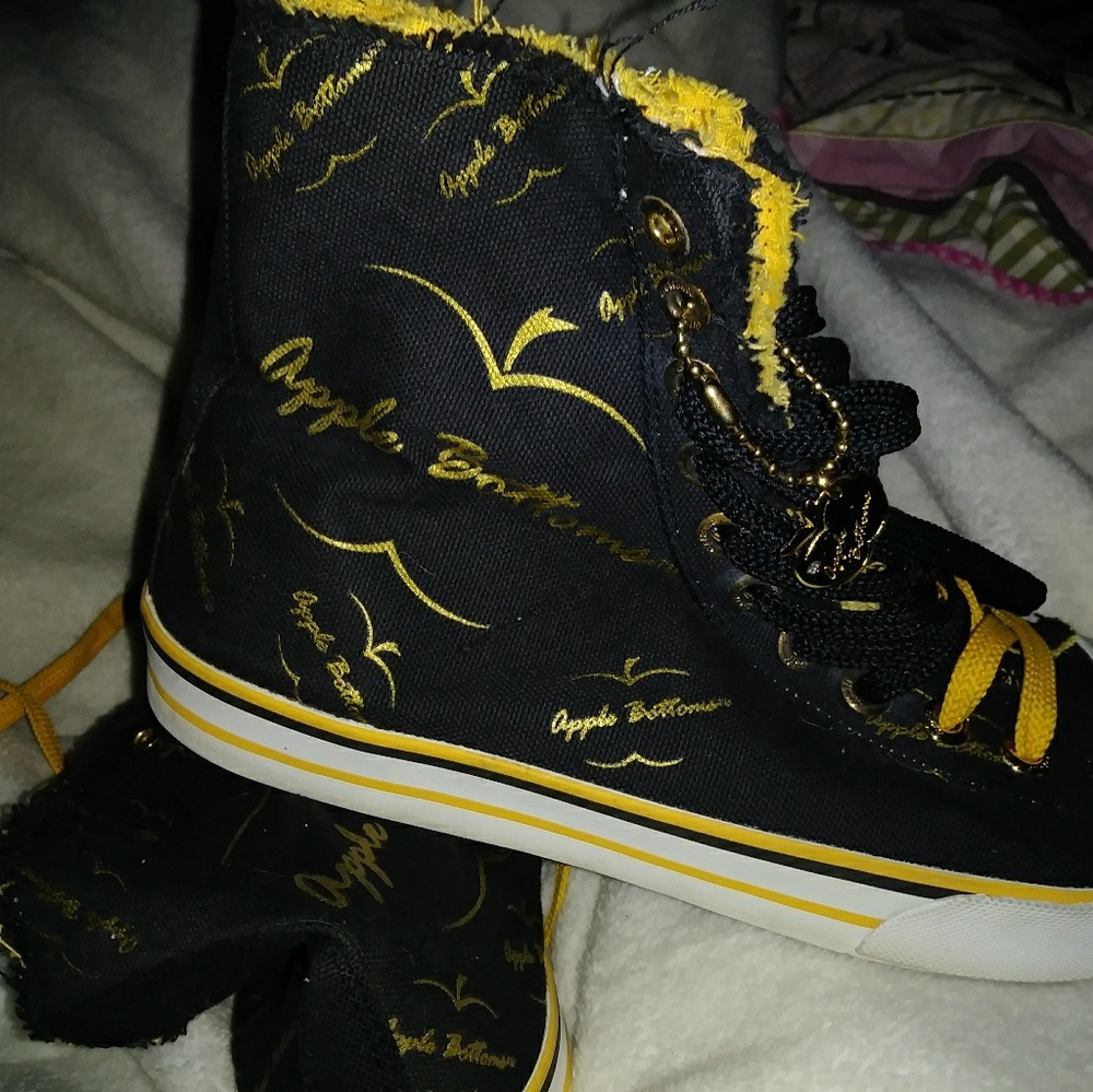 NWOT NEVER WORN BLACK AND GOLD APPLE BOTTOMS SHOES